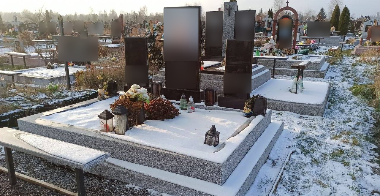Сімейний пам’ятник із трьома стелами та широкою сірою основою